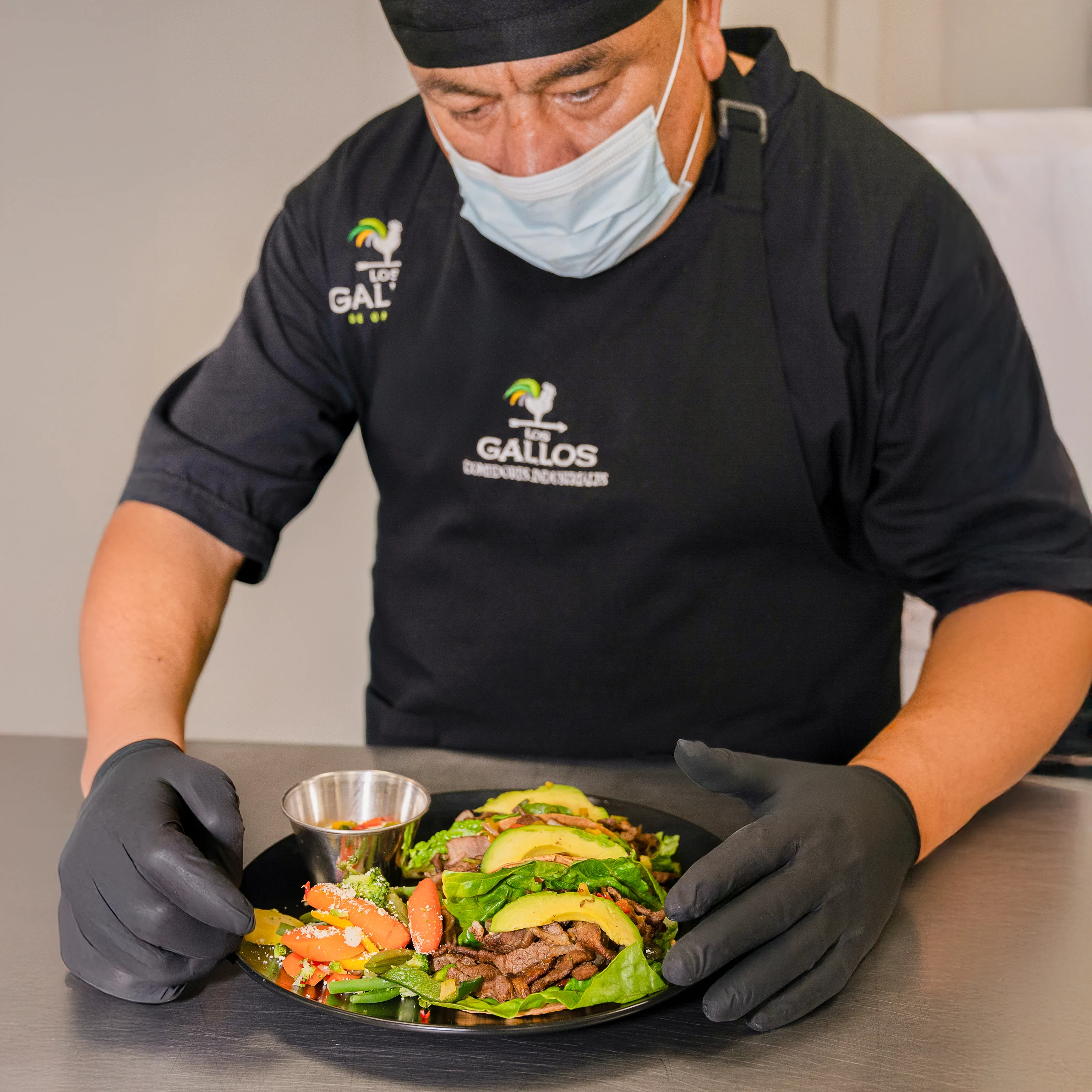 Chef de Los Gallos presentando un platillo